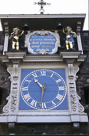 Det berømte middelalderur på kirken i Rye i Syd-England. 