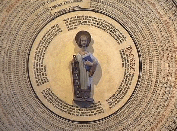 Skt. Laurentius var skytshelgen for kirken, og det er derfor naturligt, at hans billede ses centralt i uret. - Følg de forskellige links nederst i tekstfeltet til venstre eller brug menu-knappen.