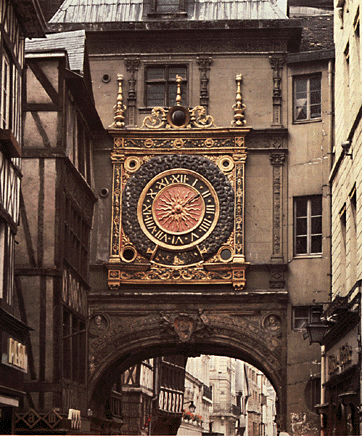 Det berømte ur i Rouen ligger i en af verdens allerældste forretningsgader, Rue du Gros Horlorge.