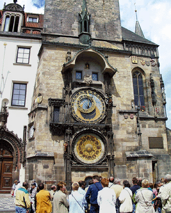 Det berømte astronomiske ur i Prag kan stadig samle mange tilskuere - ikke mindst, når sceneriet hver fulde time går i gang.