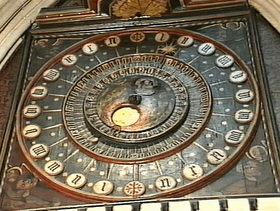 Urskive fra middelalderuret i Wells domkirke. Tre cirkler svarer til: timen på dagen, minuttallet og dagen i Månens omløb. Desuden vises Månens fase (her: fuldmåne)!